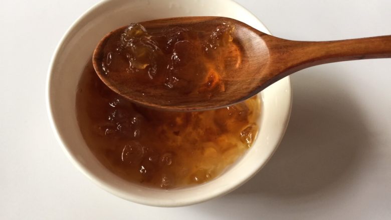 雪莲子桃胶羹,泡发过程中多次换水,泡发好的桃胶挑去杂质