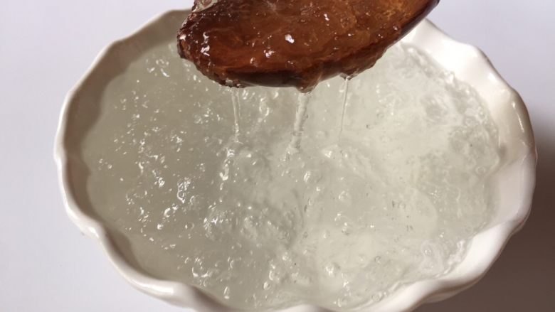 雪莲子桃胶羹,泡发过程中多次换水,泡发好的雪燕挑去杂质