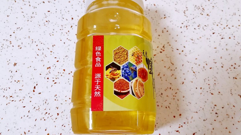 蜂蜜凹蛋糕, 先来展示一下闺蜜送我的<a style='color:red;display:inline-block;' href='/shicai/ 865'>蜂蜜</a>,好大一瓶。