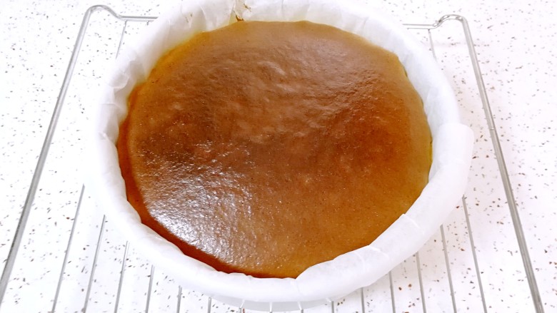 蜂蜜凹蛋糕,刚刚出炉的蛋糕中间是凸起来的。