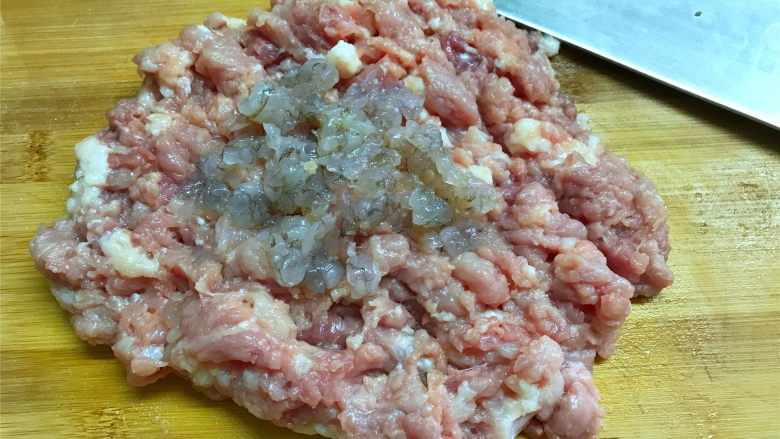 芝士大虾月饼,猪肉洗净后剁碎,和剩下的虾一起剁碎后拌匀。