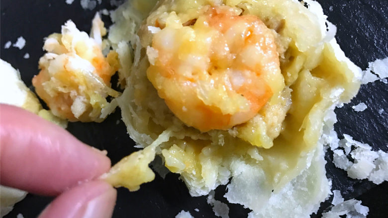 芝士大虾月饼,酥得掉渣外皮,还有着浓浓的奶香,咬一口,大大的虾仁,还满口拉丝,太过瘾了。