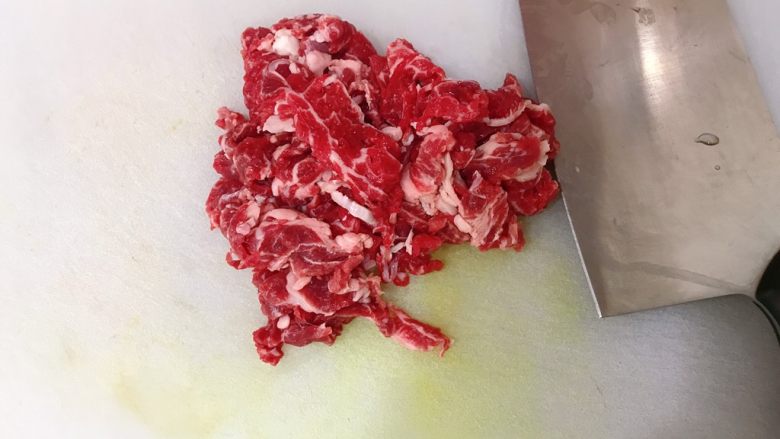 香辣肥牛蒸饭,牛肉切片。