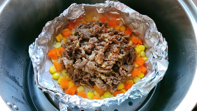 香辣肥牛蒸饭,牛肉容易熟,不能蒸太久哦,不超过5分钟,熟了就可以。