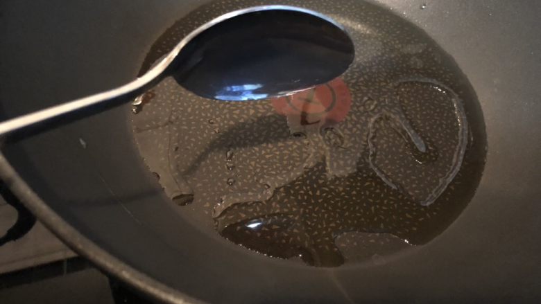 超级纯素面交头——青椒茭白炒咸菜,大火热锅,下一汤匙油。