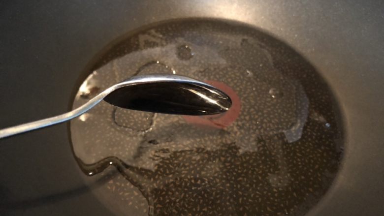 超级纯素面交头——青椒茭白炒咸菜,锅用厨房用纸擦干净,再下两汤匙油。