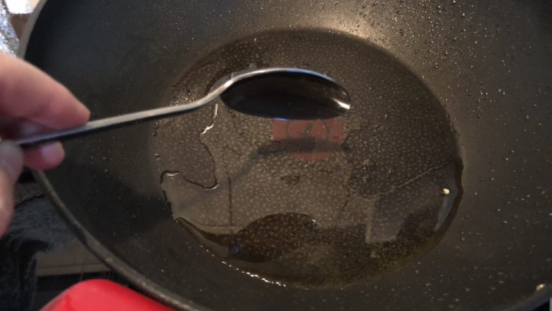 超级纯素面交头——青椒茭白炒咸菜,锅用厨房用纸擦干净,再下两汤匙油。