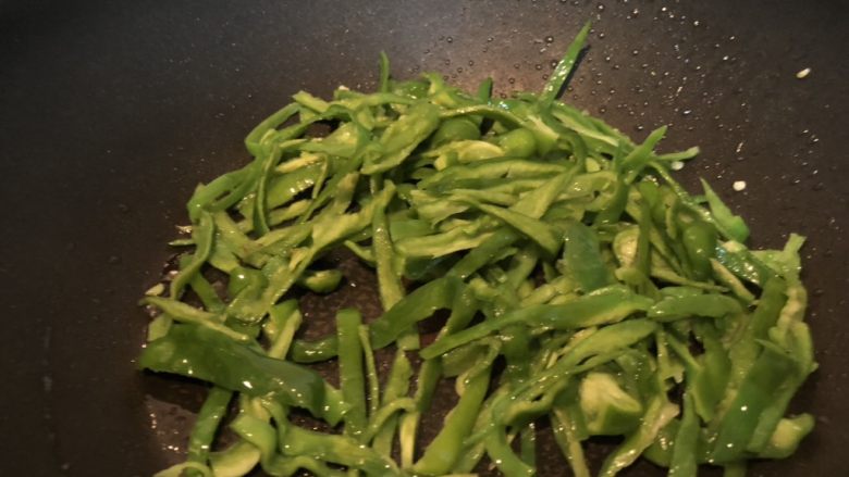 超级纯素面交头——青椒茭白炒咸菜,下青椒丝煸炒,断生即盛起。
