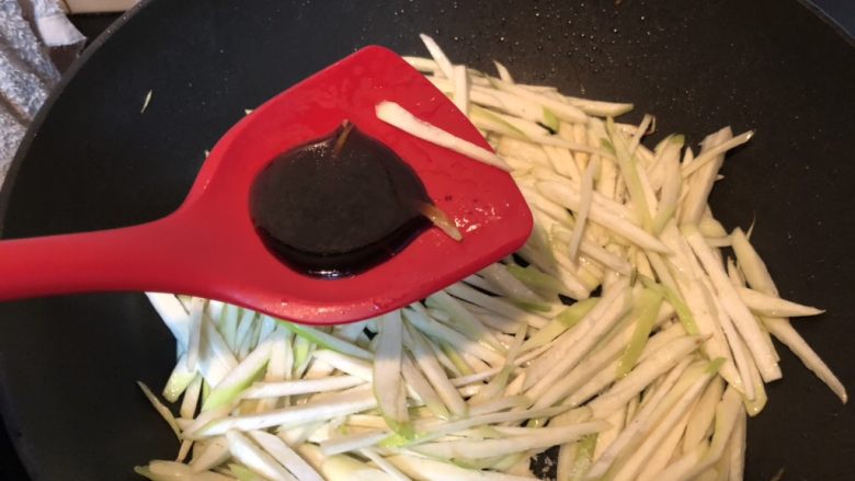 超级纯素面交头——青椒茭白炒咸菜,加入<a style='color:red;display:inline-block;' href='/shicai/ 788'>生抽</a>,翻炒均匀。断生后盛起。