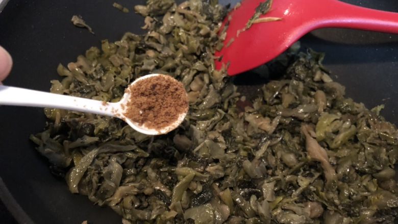 超级纯素面交头——青椒茭白炒咸菜,加<a style='color:red;display:inline-block;' href='/shicai/ 10588'>糖</a>,炒匀。