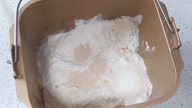 美美哒~【豆沙麻薯面包】,将面包材料(黄油除外)放入面包机桶内