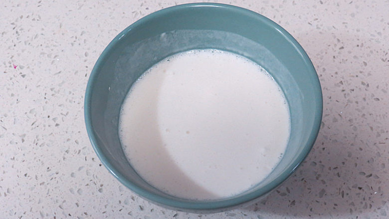 美美哒~【豆沙麻薯面包】,将麻薯的材料放入碗中,加水混合成均匀的面糊。上锅大火蒸20分钟左右,中将可以搅拌一次,直到面糊全部变透明
