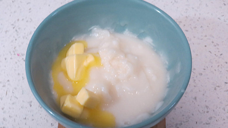 美美哒~【豆沙麻薯面包】,取出后加入黄油,先用刮刀拌一下,等散热后用手揉至黄油完全吸收