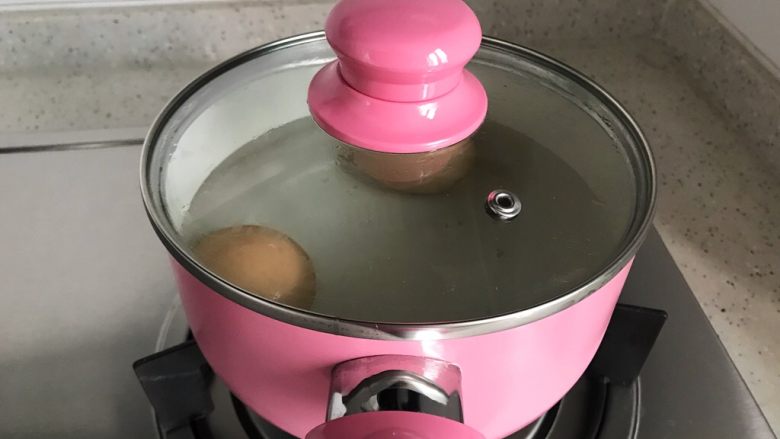 红烧凤爪卤蛋,锅内煮适量清水,放入鸡蛋,大火烧开之后转小火煮四分钟,然后熄火焖两分钟