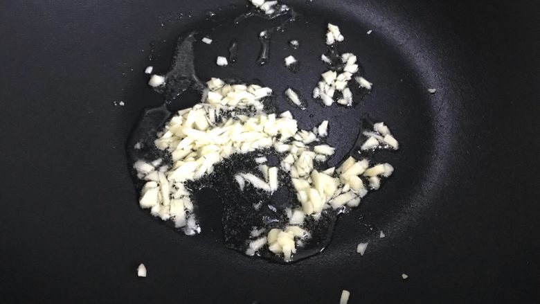 红烧凤爪卤蛋,下大蒜末,小火煸香