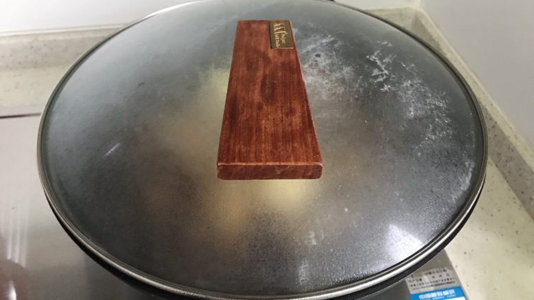 红烧凤爪卤蛋,大火煮开之后转小火,煮40-50分钟