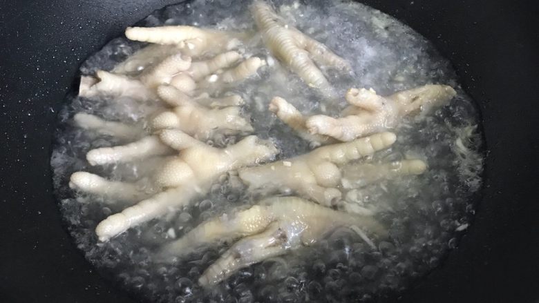 红烧凤爪卤蛋,加入热开水,水量和图片中差不多