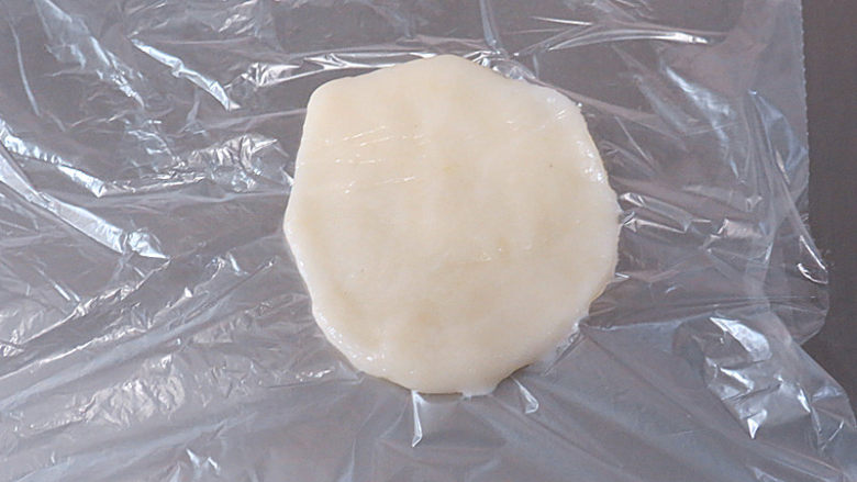 美美哒~【豆沙麻薯面包】,麻薯也平均分成六份,拿一只大一点的保鲜袋,放上一块麻薯,把保鲜袋折过来把麻薯盖上再擀开,这样就不粘手了