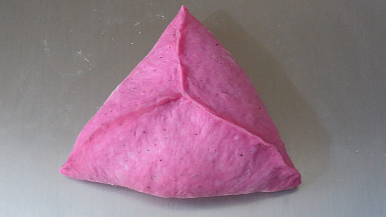 美美哒~【豆沙麻薯面包】,捏成三角形,一定要封好收口,不然烤时会爆开