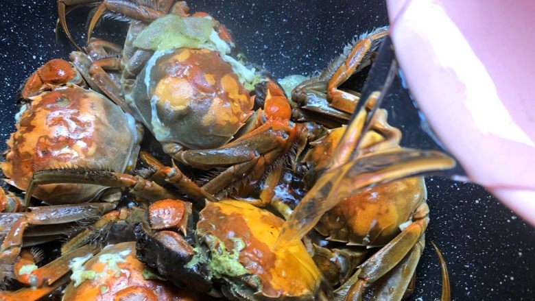 油焖大闸蟹,放入100ml水,大火煮开,焖3分钟