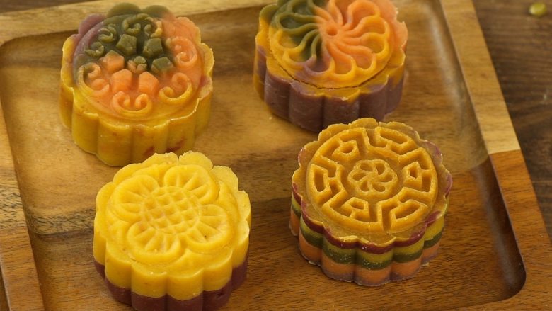 免烤彩色绿豆月饼,模具内刷熟玉米油防粘,放入圆团,压制成型,即可享用