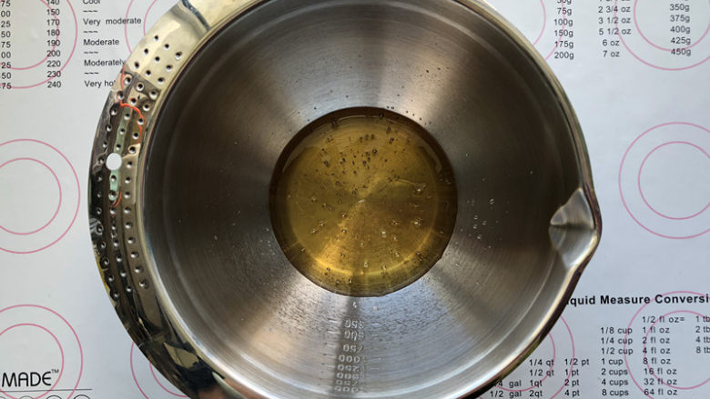 经典广式月饼,金黄糖浆、花生油、枧水放在打蛋盆里,