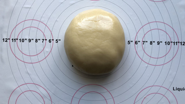 经典广式月饼,用刮刀慢慢翻拌均匀,直到看不见干粉即可,这个过程不能着急,做好的面团
,用保鲜膜包起来,松弛2个小时左右
