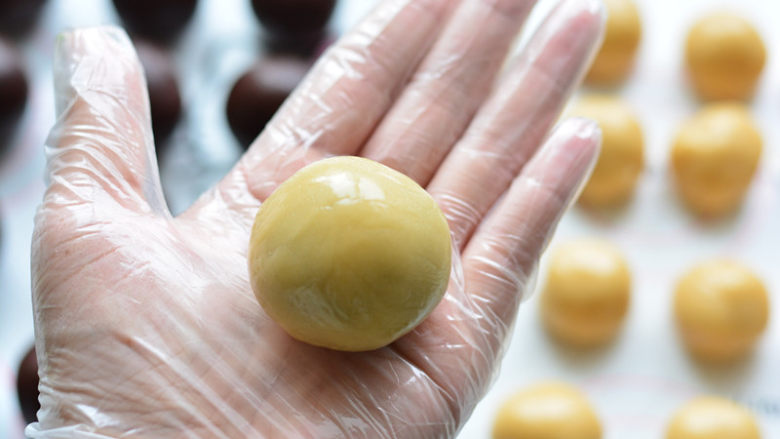 经典广式月饼,最后收口滚圆,依次把所有的月饼做成圆球状备用