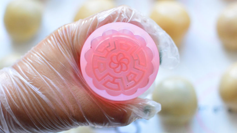 经典广式月饼,月饼模具里面放上自己喜欢的花片,在月饼模具里面沾少许的面粉,防
粘