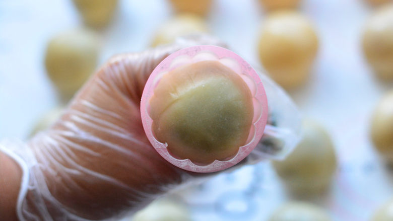 经典广式月饼,把做好的月饼面团,放入月饼模具中,稍微压一下