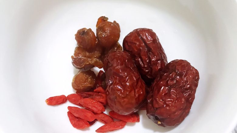 瑶柱虫草花竹荪筒骨汤,红枣,桂圆干,枸杞洗净