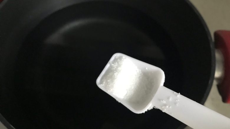 葱油白灼芥兰,锅内煮适量清水,加一丢丢细盐