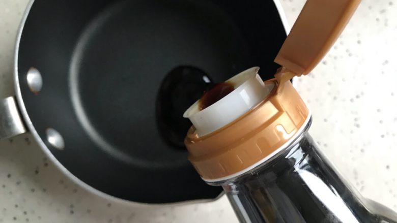 葱油白灼芥兰,取一口小锅,倒入适量生抽