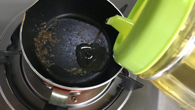 葱油白灼芥兰,小锅不用洗,直接倒入适量食用油,煮热