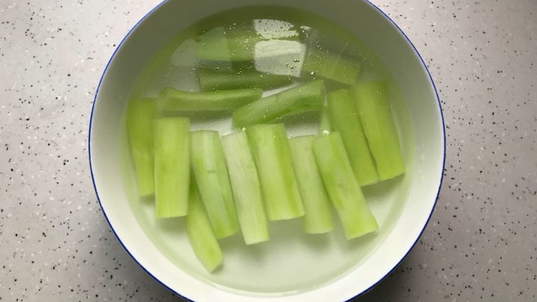 葱油白灼芥兰,煮好的芥兰放入冷水内,浸泡片刻