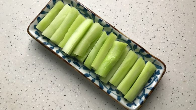 葱油白灼芥兰,然后捞出,整齐的码在盘子里