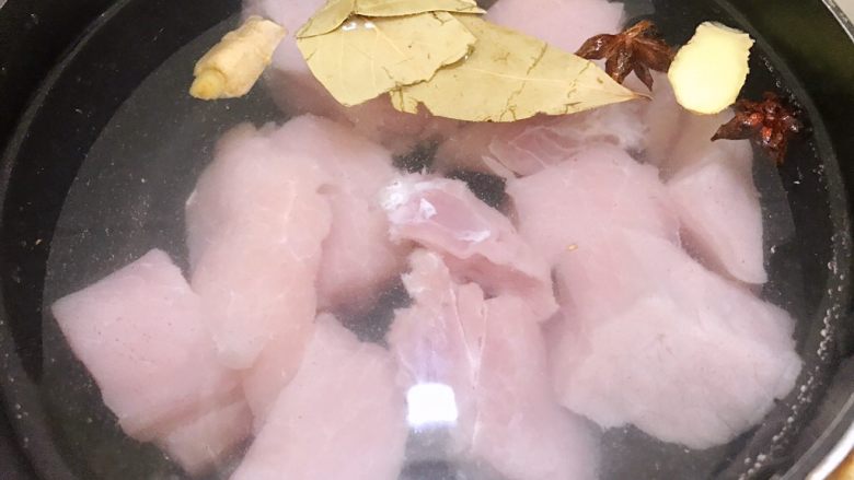 十味 原味五香猪肉松,加入清水,中小火煮30分钟