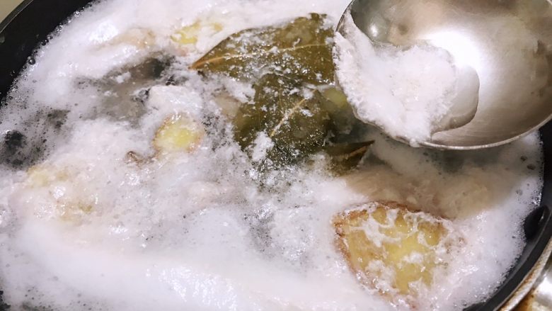 十味 原味五香猪肉松,中间撇去浮末,煮至肉能用筷子轻松插透即可