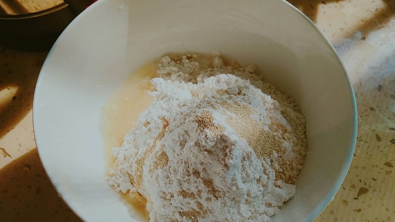 香菜烤饼,将面团材料全部放在碗里,<a style='color:red;display:inline-block;' href='/shicai/ 731'>酵母</a>不要接触到糖和盐