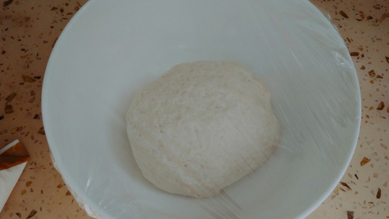 香菜烤饼,用手揉成面团,盖上保鲜膜,室温发酵两倍大,现在天热差不多40分钟