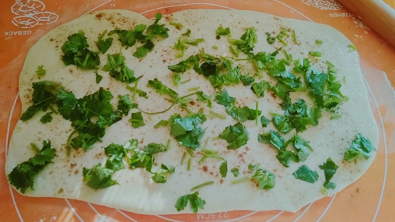 香菜烤饼,撒香菜,这个时候可以预热烤箱了200℃,5分钟