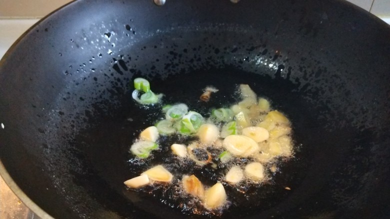新文美食 麻婆豆腐,放入葱姜蒜炒香。