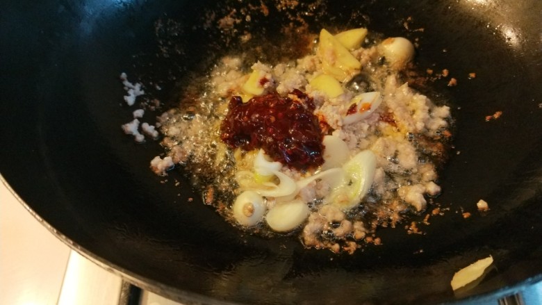 新文美食 麻婆豆腐,加入一勺<a style='color:red;display:inline-block;' href='/shicai/ 46964'>郫县豆瓣酱</a>。