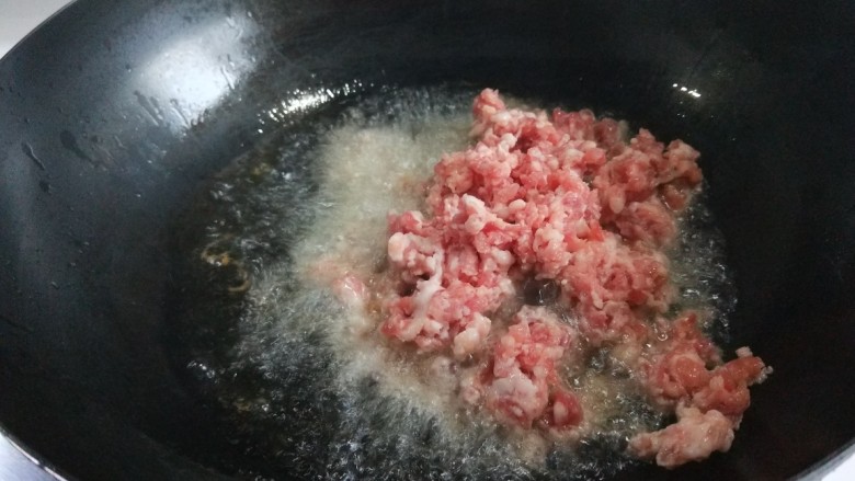 新文美食 麻婆豆腐,倒入肉馅。