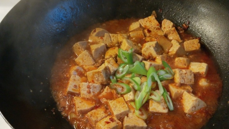 新文美食 麻婆豆腐,加入葱花。