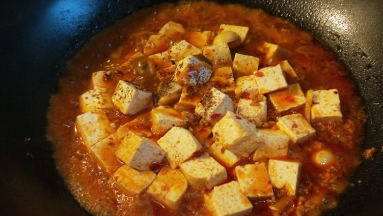 新文美食 麻婆豆腐,加入少许<a style='color:red;display:inline-block;' href='/shicai/ 3729'>白糖</a>。