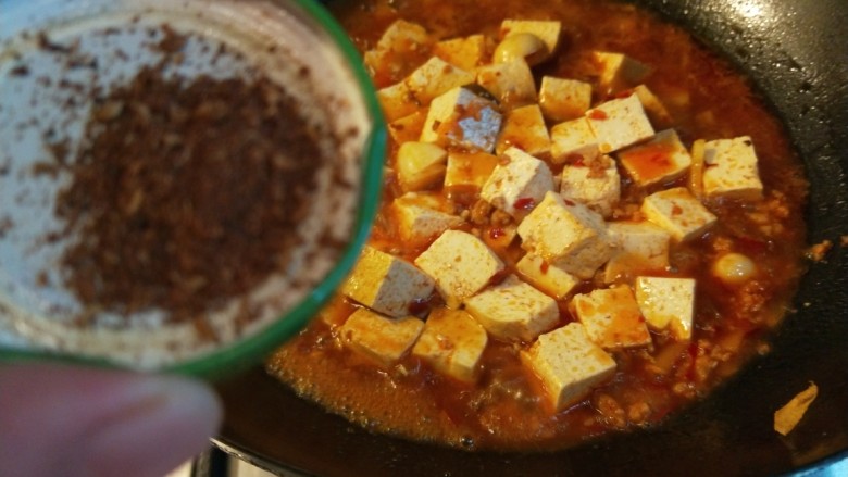 新文美食 麻婆豆腐,加入适量<a style='color:red;display:inline-block;' href='/shicai/ 12043'>花椒粉</a>。