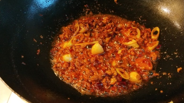 新文美食 麻婆豆腐,炒出红油,加入适量<a style='color:red;display:inline-block;' href='/shicai/ 718'>料酒</a>。