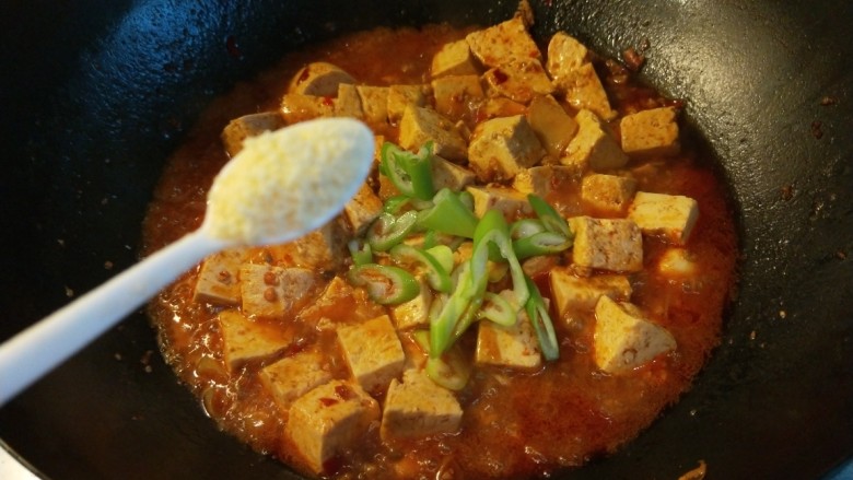 新文美食 麻婆豆腐,加入适量<a style='color:red;display:inline-block;' href='/shicai/ 756'>鸡精</a>。