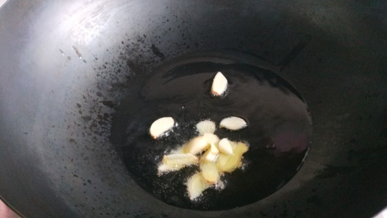 新文美食 葱爆猪肉片,在用炒锅放入适量油,姜蒜爆香。